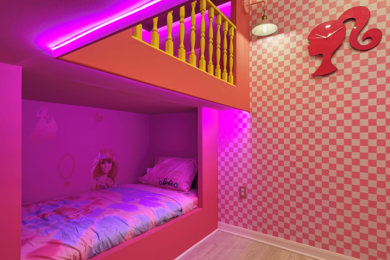 Interior 2, 8BR Home Neon Glow Loft, Minions Arcade & Pool~spa, Lake