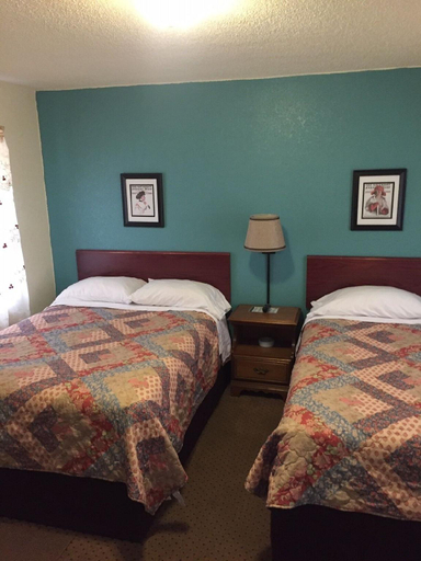Bedroom 4, Highland Court Motel, Martin