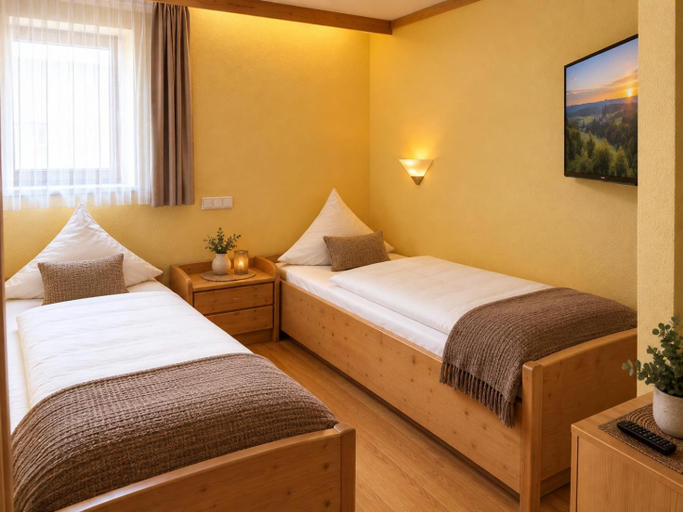 Bedroom 2, Landgasthof Goldene Rose, Coburg