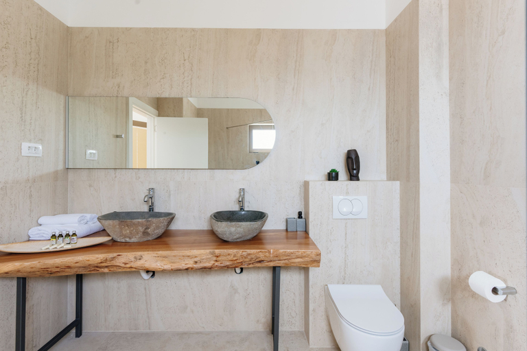 Bathroom 4, Blanche Cliff Apartments