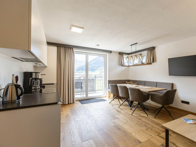 Dining 2, Apartment in Lermoos With Balcony and Parking, Reutte
