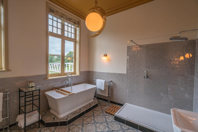 Bathroom 4, Albero, Bedfordshire