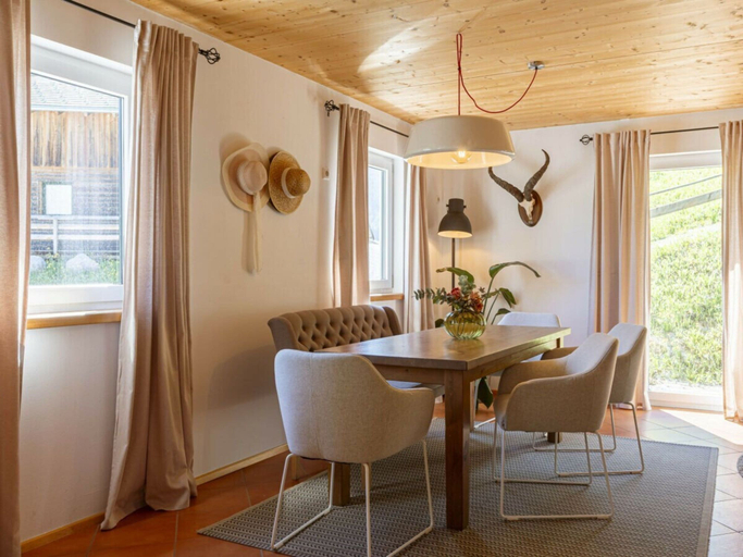 Dining 5, Cabin in Annaberg With Swimming Pool, Hallein
