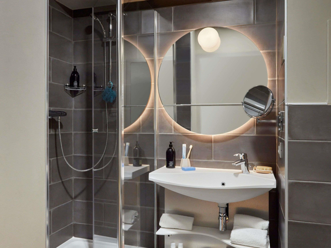 Bathroom 4, Aparthotel Adagio Paris Suresnes Longchamp, Hauts-de-Seine