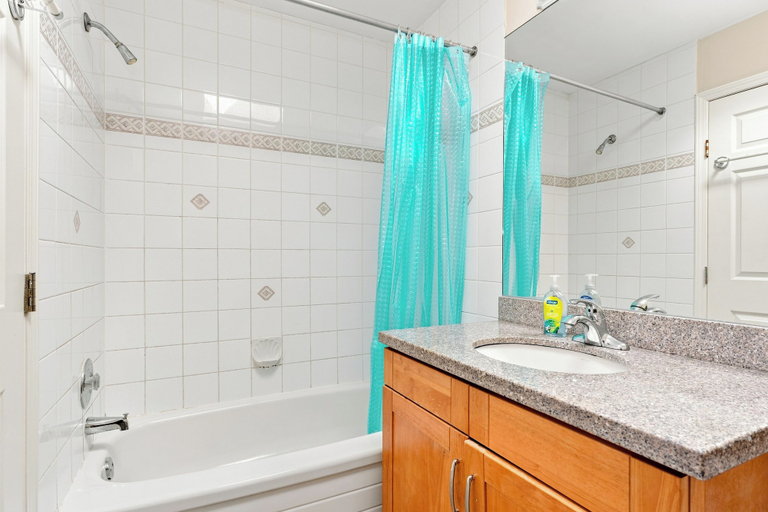Bathroom 3, Cozy Vancouver Westside Rooms near UBC, Greater Vancouver