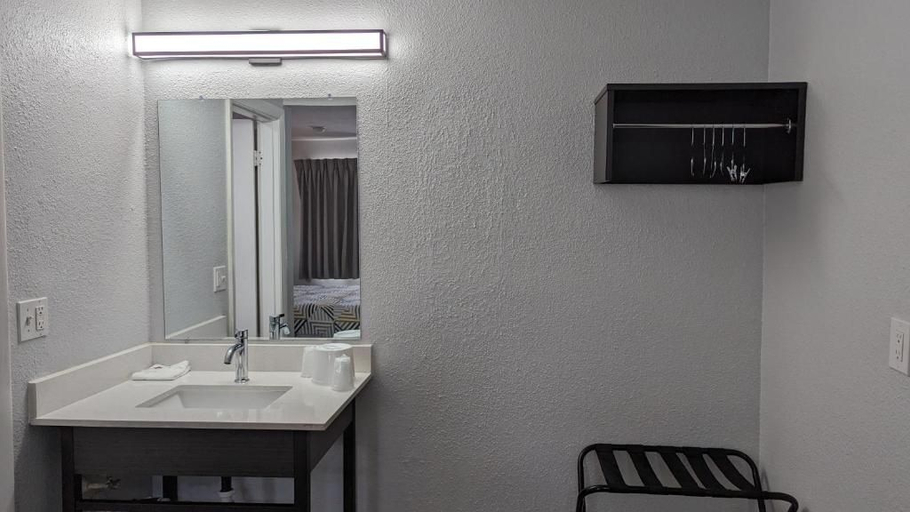 Bathroom 4, Motel 6 Nashua, NH - South, Hillsborough