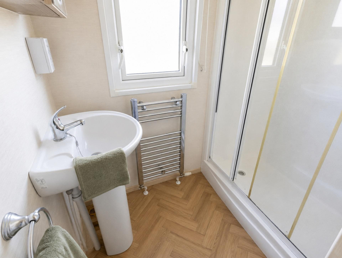 Bathroom 2, Mallard Brook Caravan -sleeps 8- Billing Aquadrome, Northamptonshire
