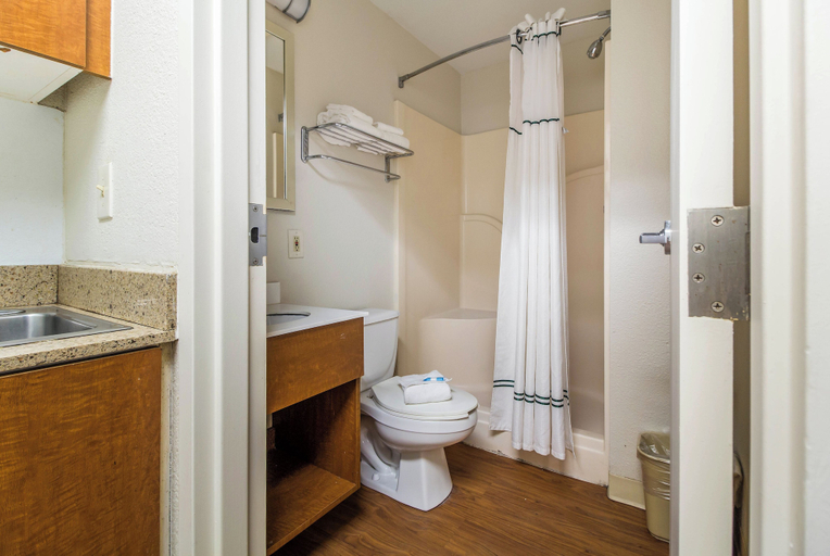 Bathroom, HomeTowne Studios by Red Roof Houston - Northwest, Houston