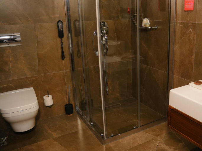 Bathroom 2, Ramada Hotel & Suites by Wyndham Erbil 32 Park, Arbil