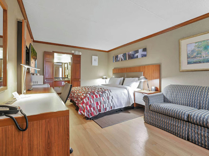 Bedroom 3, Red Roof Inn Uhrichsville, Tuscarawas