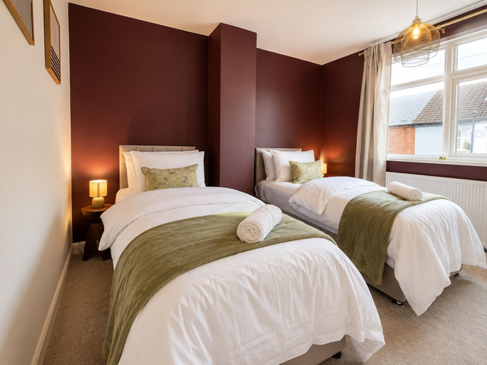 Room 4, Perfect Booking 2 Bed Home w Street Parking, Coventry