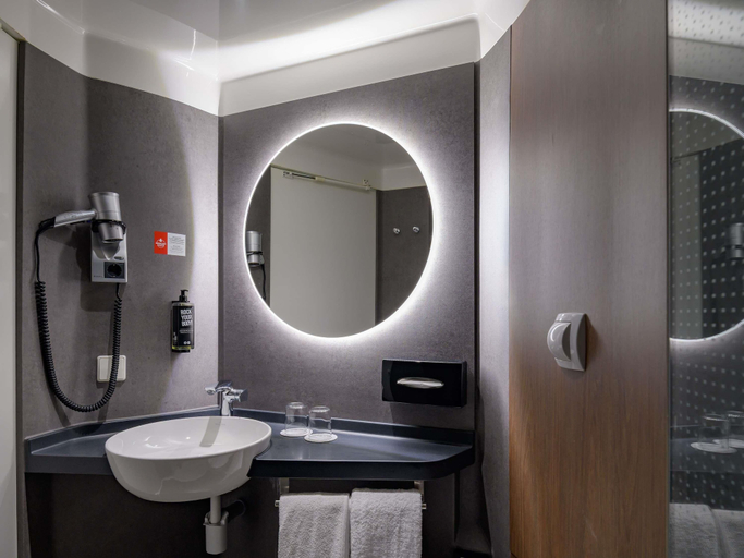 Bathroom 5, ibis Munich Garching, München