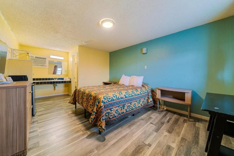 Bedroom 2, Catalina Motel, Nueces