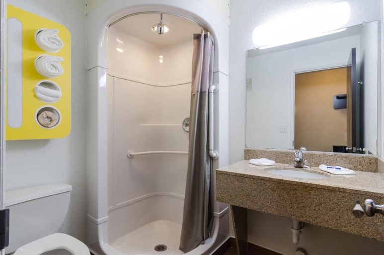 Bathroom 4, Motel 6 Seattle, WA - Sea-Tac Airport South, SeaTac