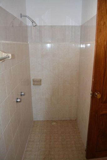 Bathroom 3, Hotel Victoria, Carmen