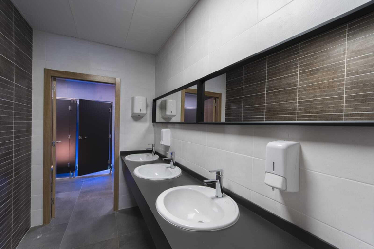 Bathroom 4, Albergue GBC hostel, Pontevedra