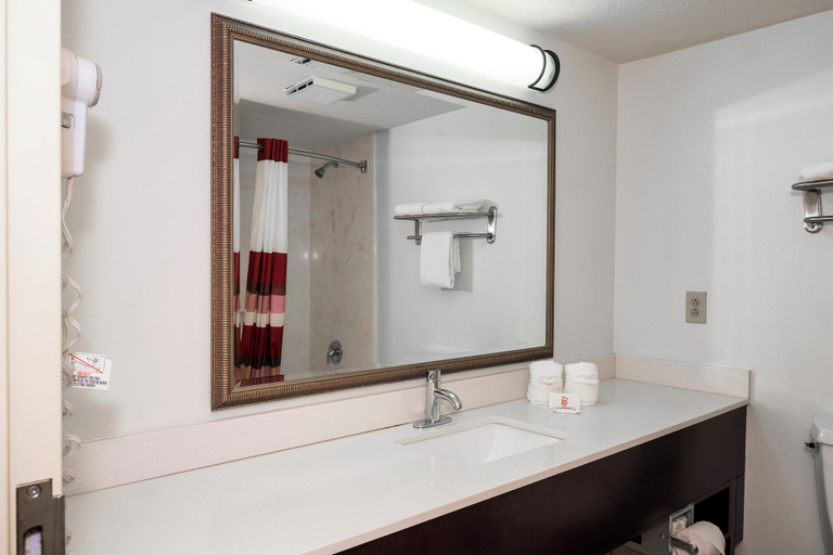 Bathroom 5, Red Roof Inn & Suites Stafford, VA - Quantico, Stafford