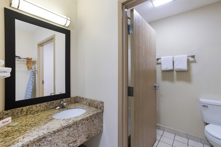 Bathroom 4, Red Roof Inn London I-75, Laurel