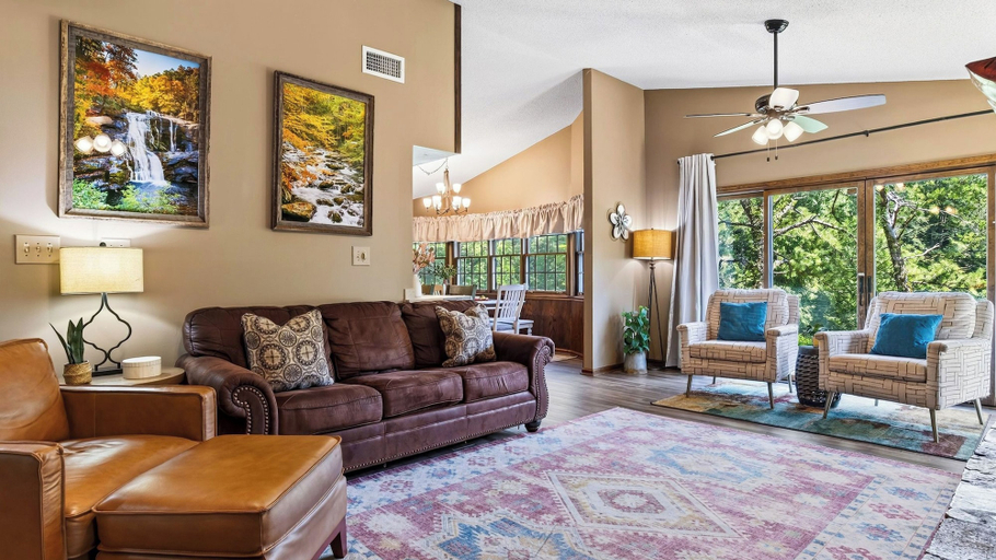 Interior 4, Creek & Green by Avantstay Creekside Hot Tub + Pool Table Golf Course Views, Sevier