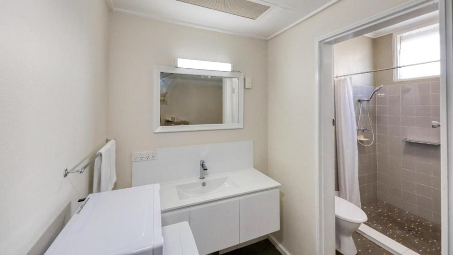 Bathroom 3, Coachman Hotel Motel, Parkes