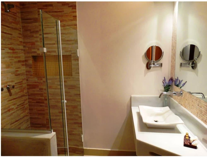 Bathroom 4, Recanto Das Andorinhas Studios, Parati