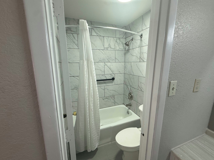 Bathroom 5, Red Roof Inn Shamrock, Wheeler