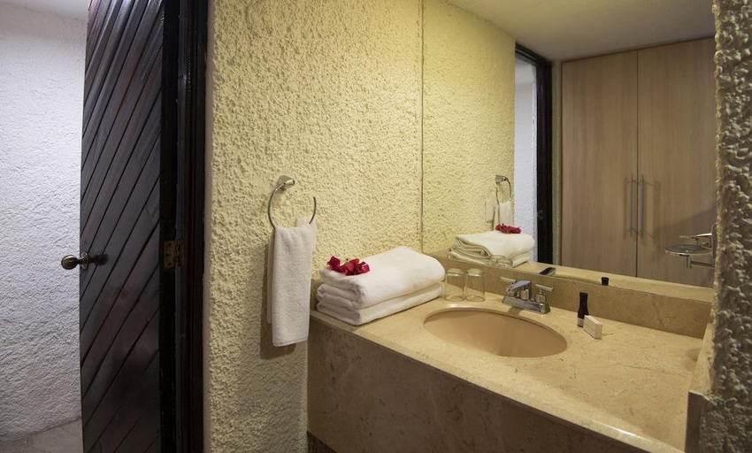 Bathroom, Cabo Blanco Hotel and Marina, Cihuatlán