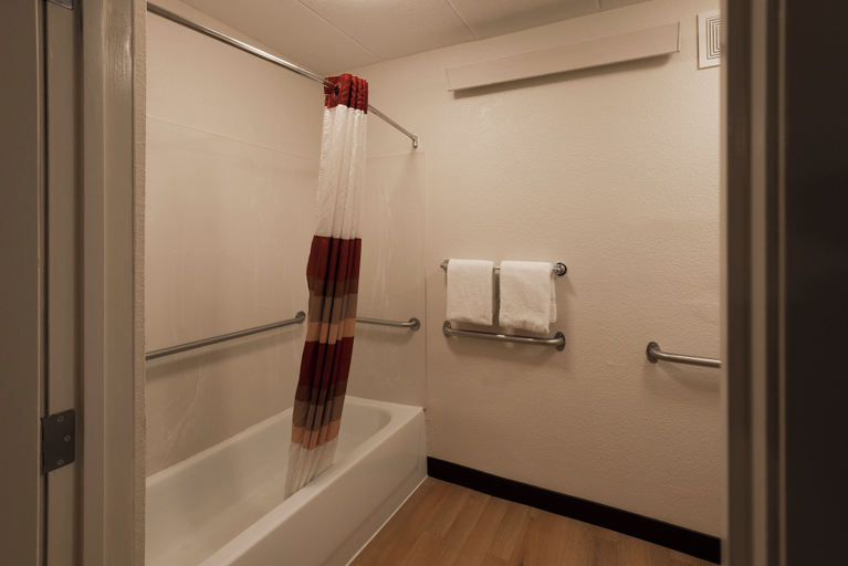 Bathroom 3, Red Roof Inn PLUS+ Chicago - Willowbrook, Dupage