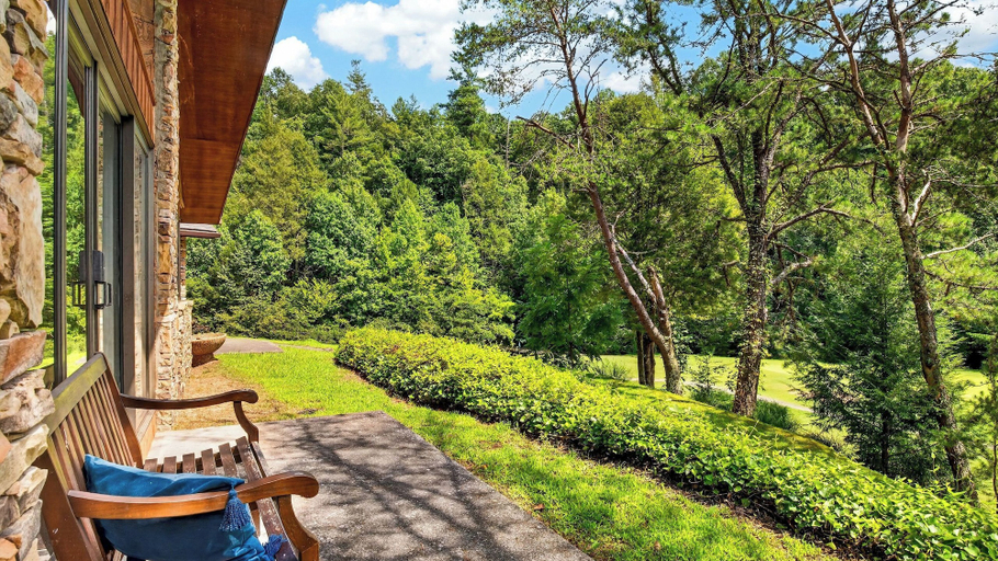 Interior 3, Creek & Green by Avantstay Creekside Hot Tub + Pool Table Golf Course Views, Sevier