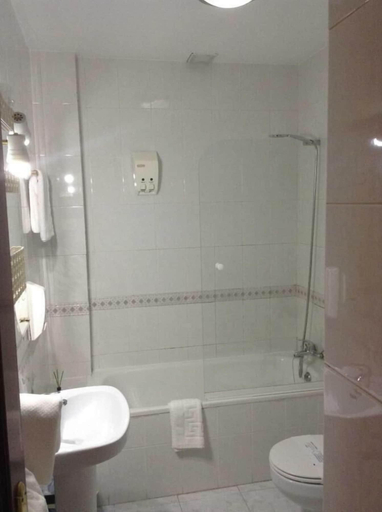 Bathroom 5, Hostal el Rocio, Madrid