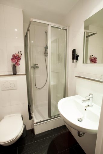 Bathroom 3, Boutique 003 Koln am Dom, Trademark Collection by Wyndham, Köln