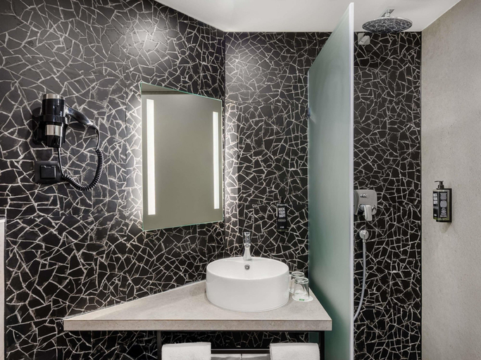 Bathroom 4, ibis Styles Budapest Heroes Square, Budapesti