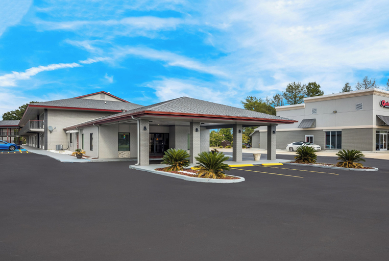 Exterior & Views 2, Red Roof Inn & Suites Thomasville, Thomas