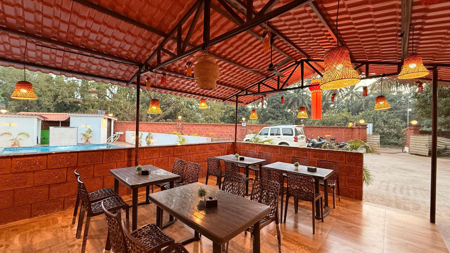 Outdoor dining 3, Beach Hive Resort By Vintara Stays, Raigarh