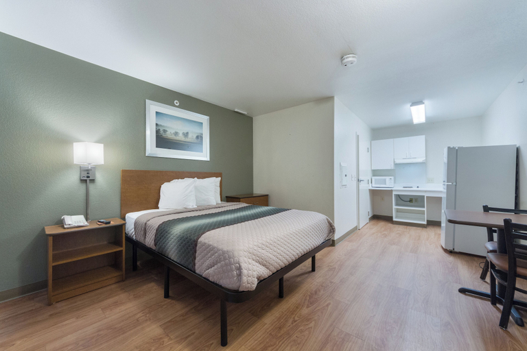 Bedroom 3, HomeTowne Studios by Red Roof Dallas - Irving, Irving