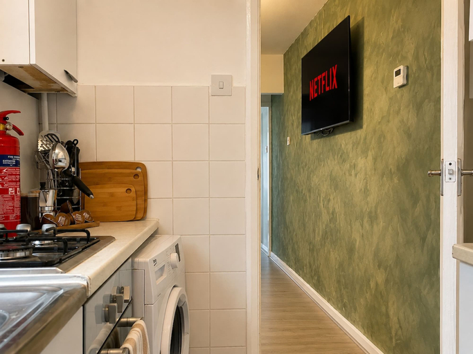 Room 5, Perfect Booking 2 Bed Home w Street Parking, Coventry