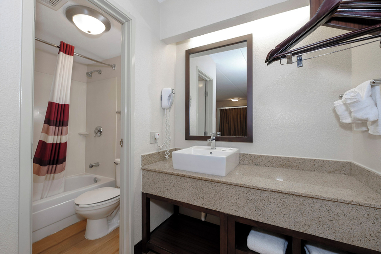 Bathroom 5, Red Roof Inn Aberdeen, Harford