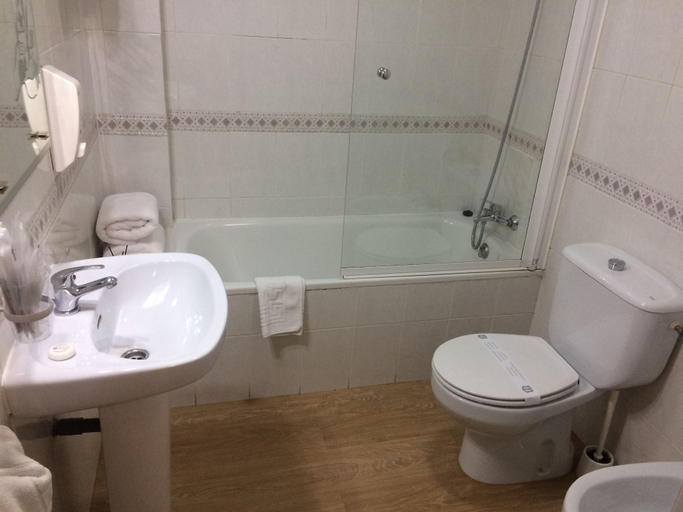 Bathroom 3, Hostal el Rocio, Madrid