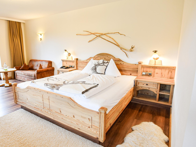 Bedroom 4, Feuriger Tatzlwurm Berghotel & Spa, BW Signature Collection, Rosenheim