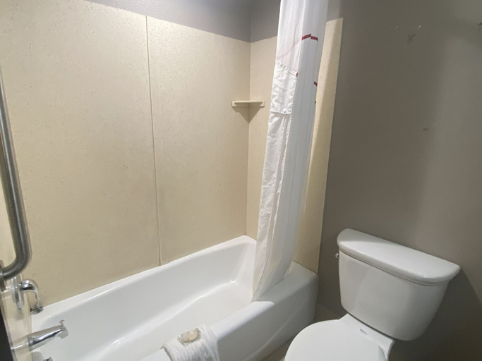 Bathroom 4, Red Roof Inn Pittsburgh - McKnight Rd, Allegheny