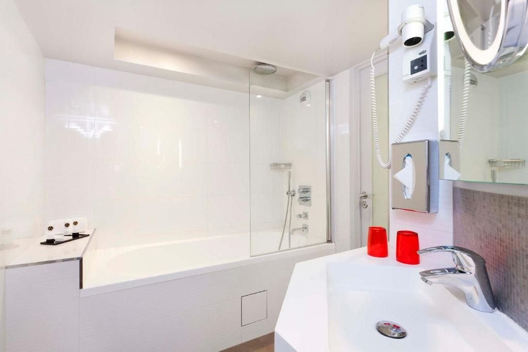 Bathroom 5, Hotel Opera Marigny, Paris