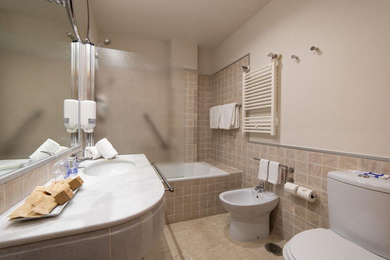 Bathroom 4, Lobios Caldaria Hotel Balneario, Ourense