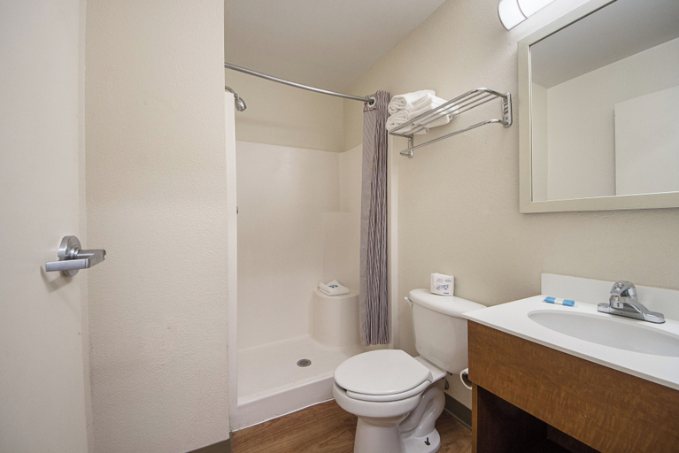 Bathroom 4, HomeTowne Studios by Red Roof Dallas - Irving, Irving