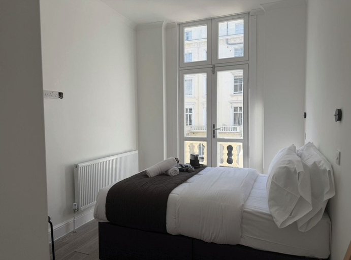 Room 4, Sapphire hotel Victoria, London