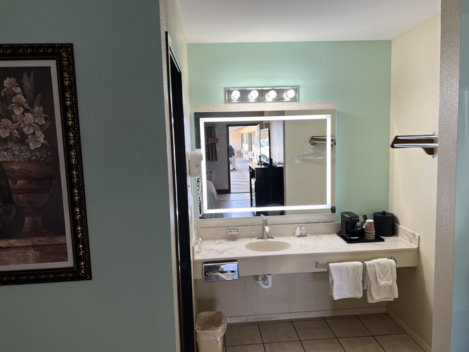 Bathroom 4, Four Winds Motel & RV Park, Lincoln