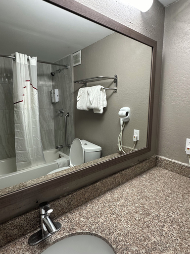 Bathroom, Red Roof Inn Richmond, VA – W Broad St, Henrico