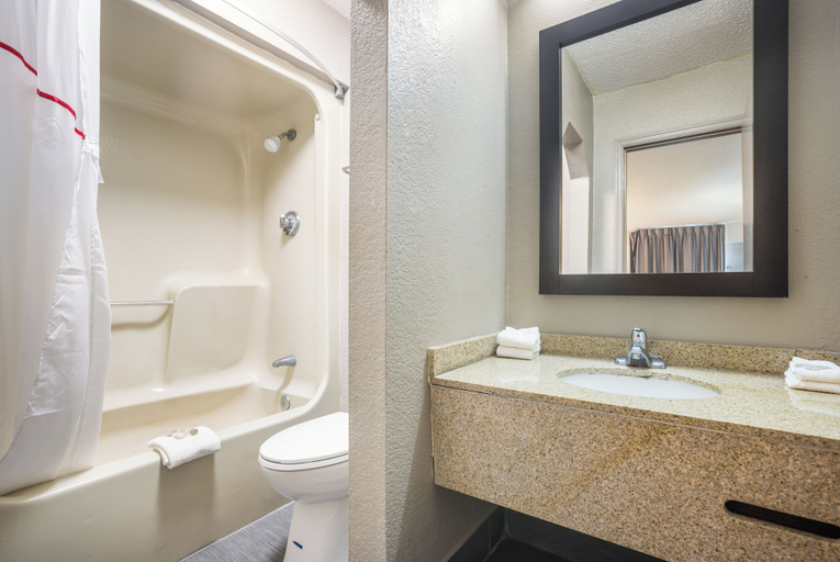 Bathroom 4, Red Roof Inn Savannah - Southside/Midtown, Chatham