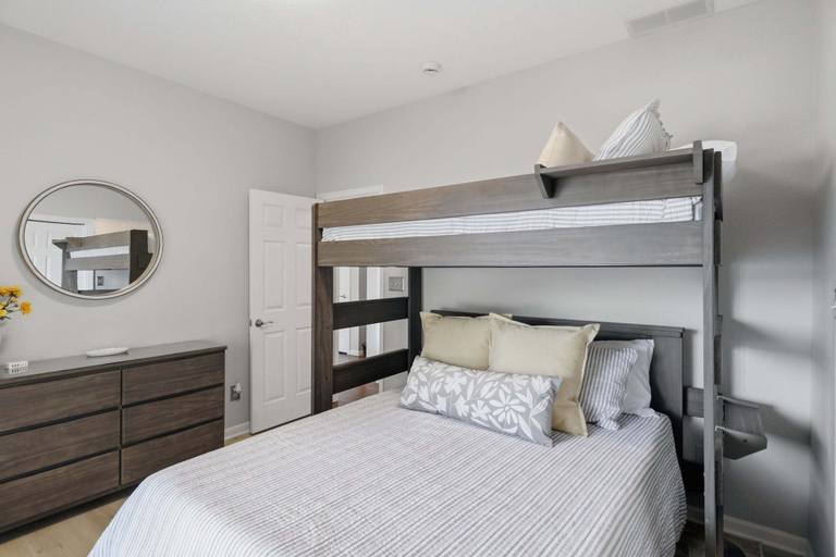 Room 5, Executive Style Lakefront Porto Cima Retreat, Camden
