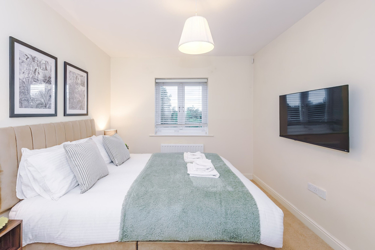 Room 5, 2-bed Apartment in Manchester - Free Parking, Trafford