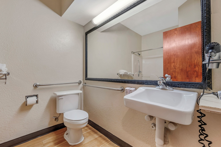 Bathroom 4, Red Roof Inn Dumas, Moore